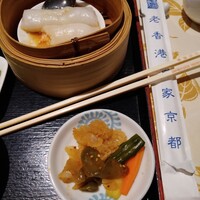 老香港酒家京都 - 奥が、海老とチャーシューのクレープ巻き香港風蒸し物。美味しい 老香港酒家京都 - 奥が、海老とチャーシューのクレープ巻き香港風蒸し物。美味しい