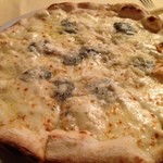 R Valentino - クアトロフォルマッジのピザ