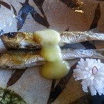 琵琶湖産本モロコの一夜干し　鮒鮓の飯（いい）のソース　菊花蕪添え。