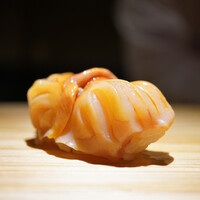 佐野鮨 - ◇赤貝（宇部）
                      ひと噛みごとに香りを膨らませ、拍車をかけるようにシャリの酸味が後押しする！
                      閖上にはないネタの持ち味が味覚を染める。