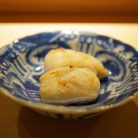 佐野鮨 - ◆真鯛の白子焼き
                    今回のスイッチを完全に入れてくれた一品。クリーミーな甘みの中にもしっかり真鯛らしい味わいが生きていて、お酒を運ばせること必至の肴！