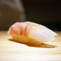 佐野鮨 - ◇真鯛
                    なんと江戸前の真鯛。
                    肉厚ムチッと包みこまれるような食感とシャリの酸味で甘さをグッと引き立てる！
                    鮪のおいしさだけじゃない、佐野親方の目利きと魅せる仕事っぷり！