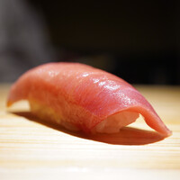 佐野鮨 - ◇中トロ
                    腹カミの血合いぎしの隣の部位。
                    いつも実に綺麗なフォルムがサムネを確定させる！