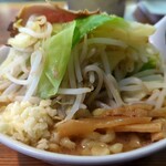 極太濁流ラーメン ら・けいこ - 裏を見ると野菜がタップリ盛られていますΣ(ﾟДﾟ)