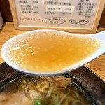 彩哲 - 鶏だけでとった動物系スープでつくる醤油は鶏の滋味深さに醤油の香り、塩味が絶妙でまろやかな優しい味わい