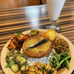 ヴィントゥナ ダイニングアンドバー - ネワールサマエバジセットにラッシーを添えて