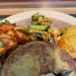 ヴィントゥナ ダイニングアンドバー - チョイラ（鶏肉の和え物）、アチャール（漬物）、アンダ（ゆで卵）