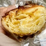 ハツタツ - こちらも当たり！♡ 優しい甘さのデニッシュ生地が良い感じ、あとゴツゴツもクセになる。