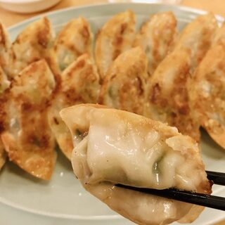 脆皮餃子，輕鬆享用的小吃！還可以選擇有無大蒜♪