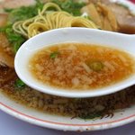 ラーメン魁力屋 - スープには背油がたっぷり