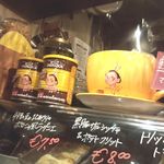 バール エ ターヴォラ カルダ ラ・ジョストラ - 2014年1月　コーヒー缶　雑貨屋な雰囲気♪