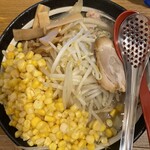 札幌味噌ラーメン アウラ - 白味噌汁野菜ラーメン・コーントッピング