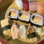 Umeda Yoshinozushi - 11貫盛り合わせ1,000円