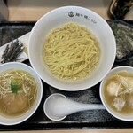 Menya Hokorobi - ミックスワンタンつけ麺(白だし)