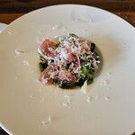 オステリア プロフーモ - 生ハムとパルミジャーノレッジャーノのベビーリーフサラダ