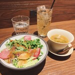 洋食 ランド - Aセット400円のサラダとジンジャーエールにスープ♪