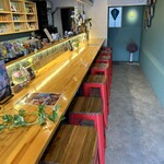 瓶と缶 - 店内はカウンターのみ❗️