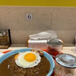オリエンタル食堂 - 大阪風甘辛カレーに目玉焼きとソーセージをトッピング