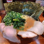 ラーメン 末廣家 - 中盛りチャーシュー麺+海苔+青ネギ