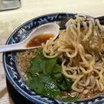 烈火 - 中太麺がこのスープと合って美味しいです。