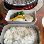 Koiwai Noujou Sumibi Yaki Babe Kyu Shokudou - 御飯と野菜など