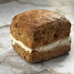 239465416 - 斎藤さん有機人参としあわせチーズ工房さん「クレメフレ」のcarrot scone sand 400円