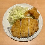 豚屋とん一 - ロースかつ定食（並） ¥880 ＋ イカフライ ¥180 のロースかつ、イカフライ