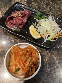 Yakiniku Hakuri - ハツ刺し690円　白菜キムチ390円