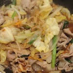 Nikuyano Shoujikina Shokudou - お肉が焼けてきたら野菜と混ぜて炒めてタレと絡めればアツアツ豚生姜焼きのできあがり！できたてアツアツが嬉しい！