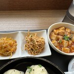 肉まんの蒸籠軒 - キャベツ和え　干し豆腐和え　麻婆豆腐