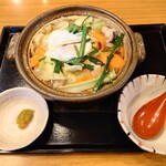 Henkotsu - 牛もつ鍋うどん (1520円)。柚子胡椒(左下)が小皿に添えられている。