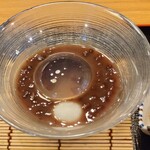 Henkotsu - ぷるんとして透き通る水わらび餅、滑らかそうな白玉。きな粉が別皿で添えられている。ぜんざいの中に水わらび餅が入っているとも言えそうな外観だ。