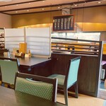 天ぷら 兎波 - 扉を押し開けると、そこは別世界。 広々とした待合スペースと、温もりあるカウンターとテーブル席が、訪れる者を暖かく迎えてくれた。