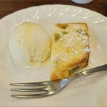 TRATTORIA BAL TETTO - デザートセットの白ぶどうパウンドケーキとバニラアイス