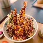 天ぷら 兎波 - 桑名のこめ油を使用した海老の天ぷらは、大きめでプリプリ。 味噌だれはサラサラとしており、天ぷらの衣の軽さを引き立てる。 特にインカのめざめは、鳴門金時の甘さと新ジャガのホクホク感を併せ持ち、味噌だれとの相性も抜群だった。