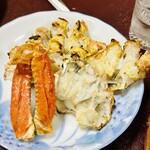三国屋 - 殻まで食べられる焼きガニ。旨みが凝縮される。