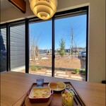 NANAIRO Cafe - ランチと窓からの眺め