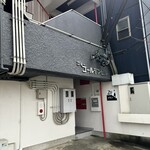 名曲カフェ エグモント - 隙間に階段あり