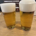 ビールスタンド重富 - 左　シャープ注ぎ　右　三度注ぎ
            