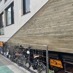 キッサ ボッサ ウミネコ - お店は階段を下りて焼肉屋さんの隣