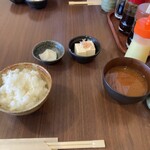 Agemonoya Sendai - 定食のご飯、味噌汁、冷奴、お新香