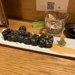 鮨とSAKE 茶屋町Marry - あて巻き！糖質抑えたい私には嬉しいお気に入りメニュー。これは鯛と昆布。昆布は塩昆布でちょっと塩辛く鯛が感じられず残念でした。塩昆布の固さも鯛と合わずてちょっと残念。２つ頼んでしまって塩辛かった！