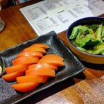 Taishuusakaba Hikinikuro-Tasu - 冷トマト、たたききゅうり
