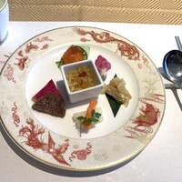 全聚徳 新宿店 - 前菜ですが彩（いろどり）と盛り付けに一同感嘆