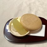 割烹つづみ - 林檎コンポートとわらび餅の最中