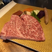 せんなり亭　心華房 - 近江牛上ロースステーキ（焼く前にお肉をじっくり眺める）