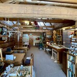 三股山荘 - 店内全景