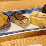 海鮮と地酒の店 ま心 - 前菜(蛍烏賊酢味噌、焼き鯖寿司、う巻き玉子、煮貝(バイ貝))