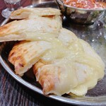 アジアンレストラン&バー マウンテン - チーズナン