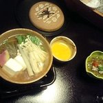 伊藤屋 - 湯豆腐？隣はジュンサイ